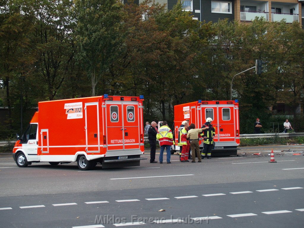 VU RTW PKW Koeln Muelheim   01.JPG